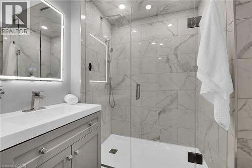 8 Chartwell Circle, Hamilton, ON - Indoor Photo Showing Bathroom