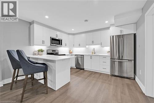 8 Chartwell Circle, Hamilton, ON - Indoor Photo Showing Kitchen With Upgraded Kitchen