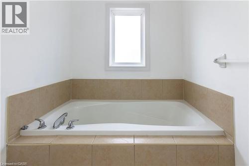 Full bath with a garden tub - 252 Thorner Drive Unit# Upper, Hamilton, ON - Indoor Photo Showing Bathroom