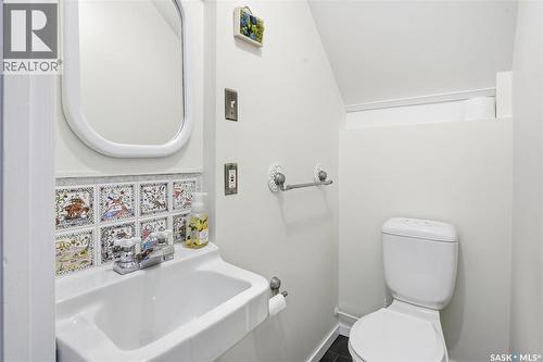 702 Queen Street, Saskatoon, SK - Indoor Photo Showing Bathroom