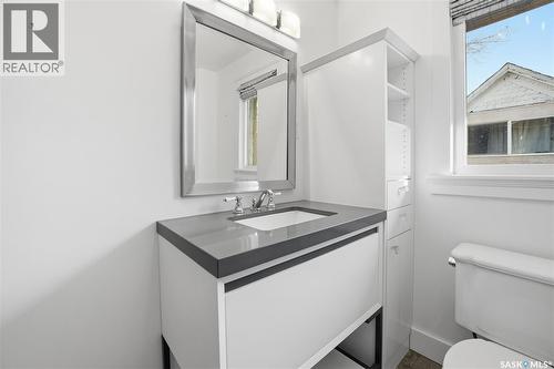702 Queen Street, Saskatoon, SK - Indoor Photo Showing Bathroom