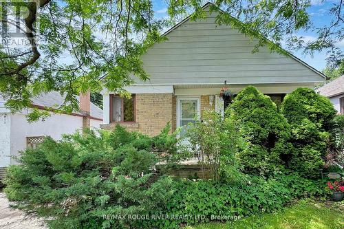 92 EASTVILLE AVENUE  Toronto (Cliffcrest), ON M1M 2N9