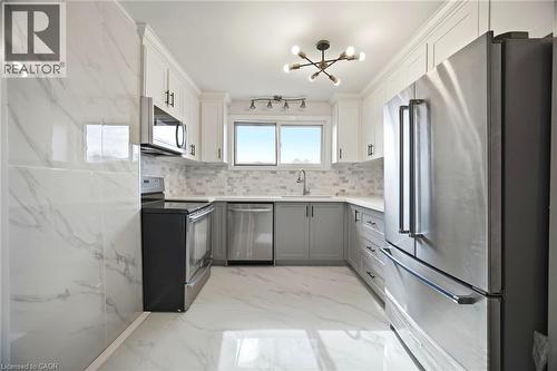 8 Claudette Gate, Hamilton, ON - Indoor Photo Showing Kitchen With Upgraded Kitchen