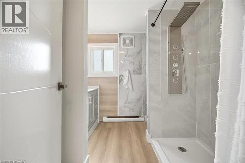 8 Claudette Gate, Hamilton, ON - Indoor Photo Showing Bathroom