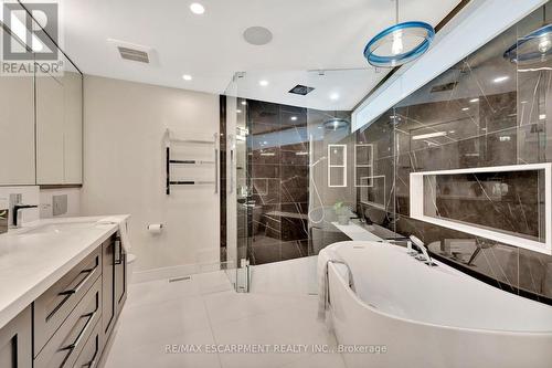 3 - 2136 Old Lakeshore Road, Burlington, ON - Indoor Photo Showing Bathroom