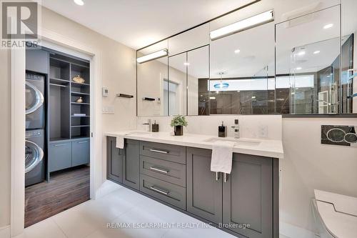 3 - 2136 Old Lakeshore Road, Burlington, ON - Indoor Photo Showing Bathroom