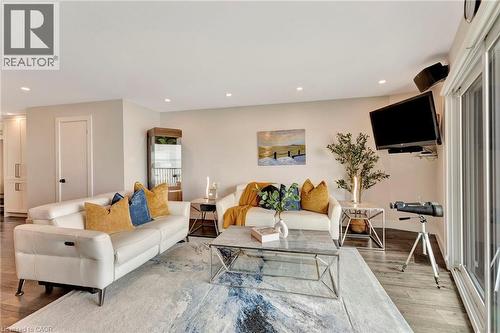 2136 Old Lakeshore Road Unit# 3, Burlington, ON - Indoor Photo Showing Living Room