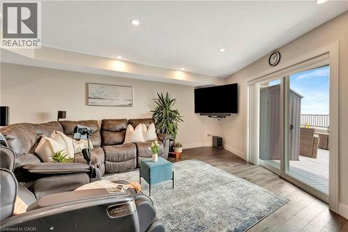 2136 Old Lakeshore Road Unit# 3, Burlington, ON - Indoor Photo Showing Living Room