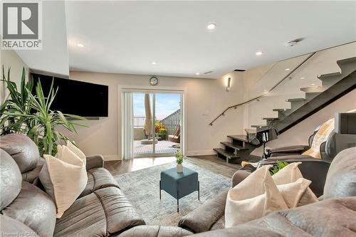 2136 Old Lakeshore Road Unit# 3, Burlington, ON - Indoor Photo Showing Living Room