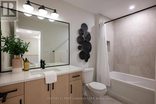 4273 Calhoun Way, London South (South V), ON - Indoor Photo Showing Bathroom