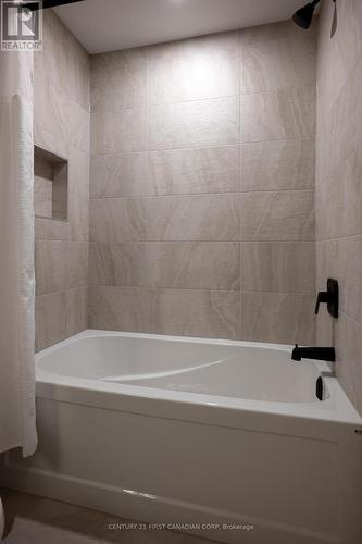 4273 Calhoun Way, London South (South V), ON - Indoor Photo Showing Bathroom