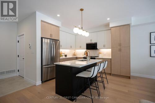 4273 Calhoun Way, London South (South V), ON - Indoor Photo Showing Kitchen With Upgraded Kitchen