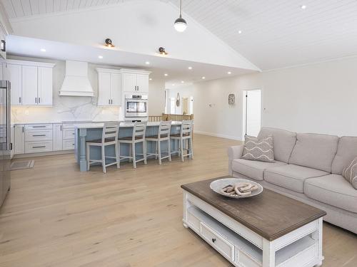 2365 15Th Side Rd., Thunder Bay, ON - Indoor Photo Showing Living Room