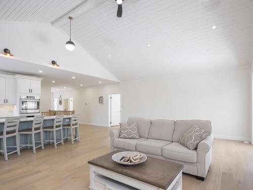 2365 15Th Side Rd., Thunder Bay, ON - Indoor Photo Showing Living Room