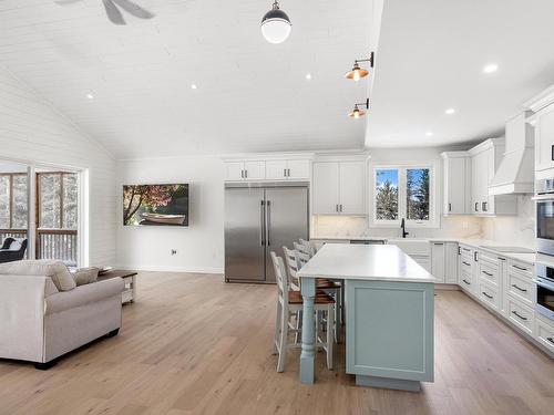 2365 15Th Side Rd., Thunder Bay, ON - Indoor Photo Showing Kitchen With Upgraded Kitchen