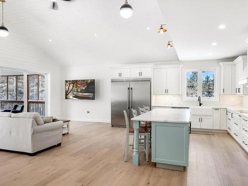 2365 15Th Side Rd., Thunder Bay, ON - Indoor Photo Showing Kitchen With Upgraded Kitchen