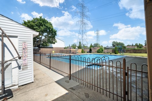 Piscine - 212-575 Ch. Davignon, Dollard-Des-Ormeaux, QC - Outdoor