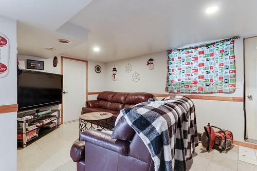 Salon - 10075 Boul. Lévesque E., Laval (Saint-François), QC - Indoor