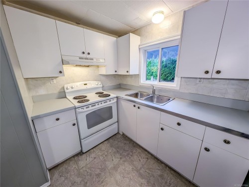 2191 Stadacona Dr, Comox, BC 