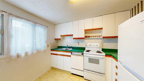 2113 Birch Street, Creston, BC - Indoor Photo Showing Kitchen