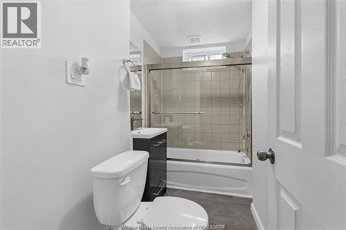 712 Brock, Windsor, ON - Indoor Photo Showing Bathroom