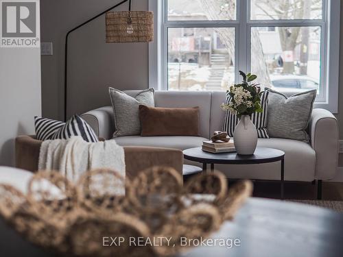 491 Upper Wentworth Street, Hamilton, ON - Indoor Photo Showing Living Room