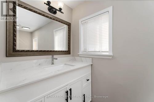 187 Barton Street W, Hamilton, ON - Indoor Photo Showing Bathroom