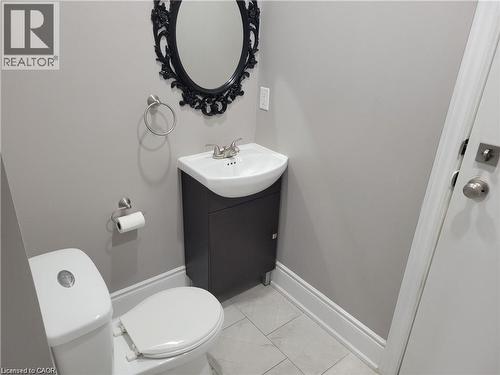 27 Belmont Avenue, Hamilton, ON - Indoor Photo Showing Bathroom