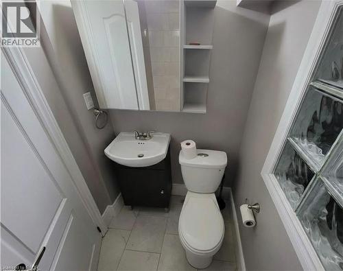 27 Belmont Avenue, Hamilton, ON - Indoor Photo Showing Bathroom