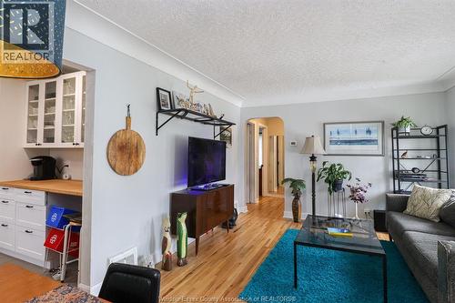 858 Laporte, Windsor, ON - Indoor Photo Showing Living Room
