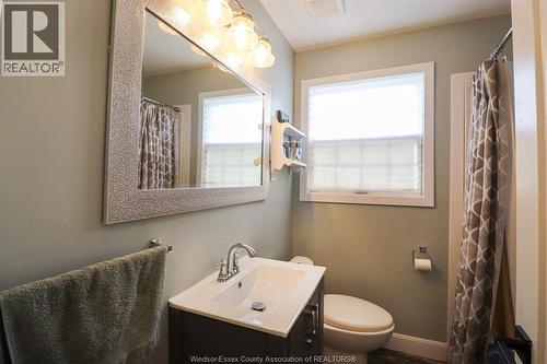 858 Laporte, Windsor, ON - Indoor Photo Showing Bathroom
