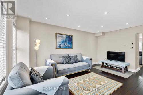 9039 Yonge Street, Richmond Hill, ON - Indoor Photo Showing Living Room