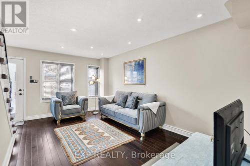 9039 Yonge Street, Richmond Hill, ON - Indoor Photo Showing Living Room