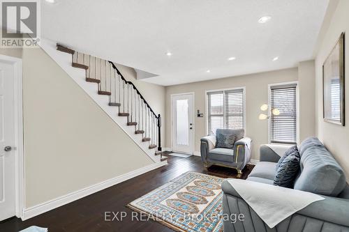 9039 Yonge Street, Richmond Hill, ON - Indoor Photo Showing Living Room