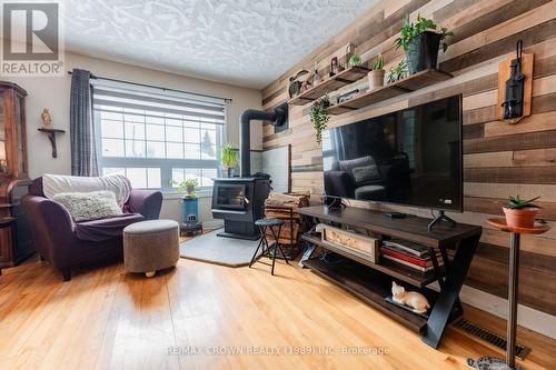 89 Devonshire Street, Kapuskasing, ON - Indoor Photo Showing Living Room