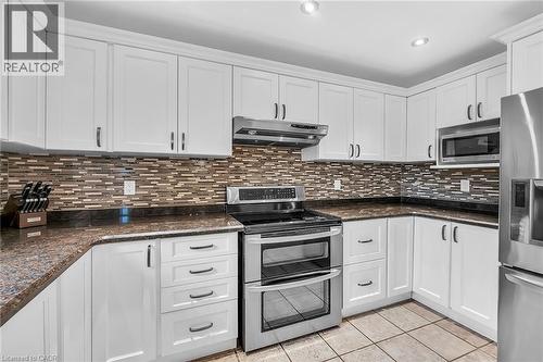 2371 Pathfinder Drive, Burlington, ON - Indoor Photo Showing Kitchen With Upgraded Kitchen