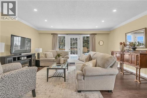 197 Autumn Hill Crescent, Kitchener, ON - Indoor Photo Showing Living Room