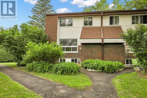 8D LOVELL LANE  Ottawa, ON K2H 9B6