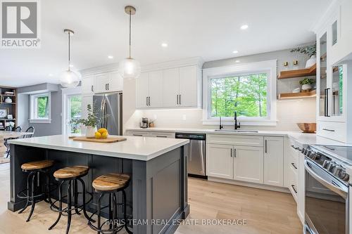 8 Malta Crescent, Springwater, ON - Indoor Photo Showing Kitchen With Upgraded Kitchen