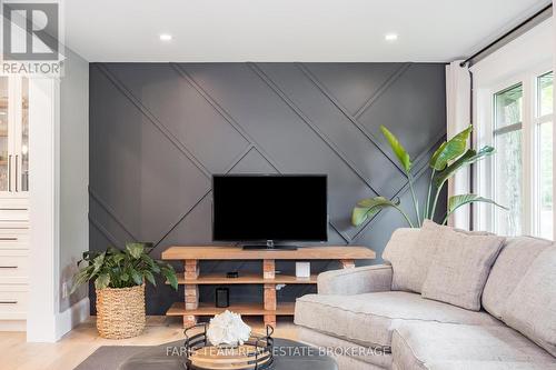 8 Malta Crescent, Springwater, ON - Indoor Photo Showing Living Room