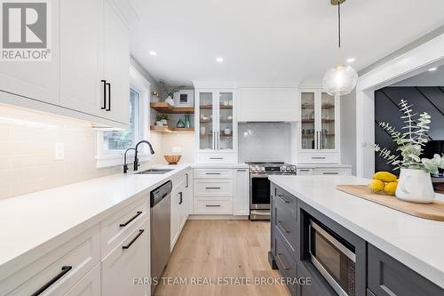 8 Malta Crescent, Springwater, ON - Indoor Photo Showing Kitchen With Double Sink With Upgraded Kitchen