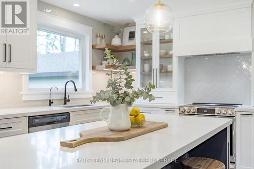 8 Malta Crescent, Springwater, ON - Indoor Photo Showing Kitchen