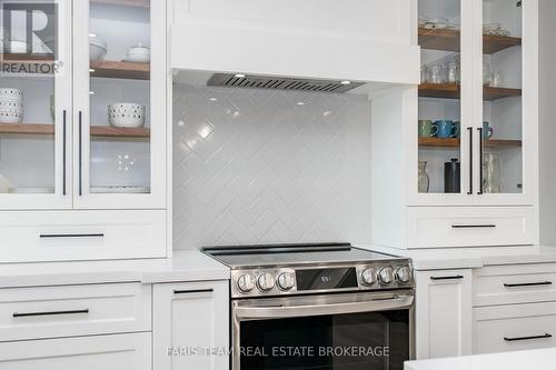 8 Malta Crescent, Springwater, ON - Indoor Photo Showing Kitchen