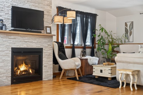 Salon - 252 Ch. Cambria, Gore, QC - Indoor Photo Showing Living Room With Fireplace
