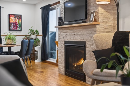 Salon - 252 Ch. Cambria, Gore, QC - Indoor Photo Showing Other Room With Fireplace