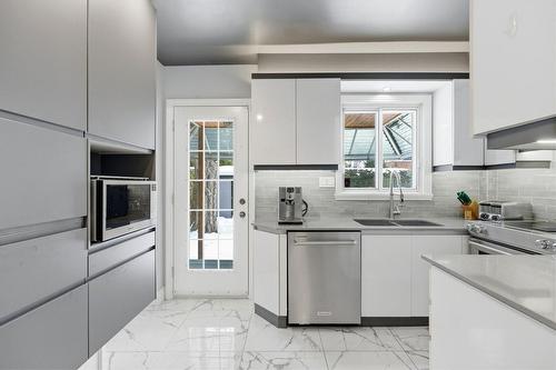 Cuisine - 72 Av. Simcoe, Mont-Royal, QC - Indoor Photo Showing Kitchen With Double Sink