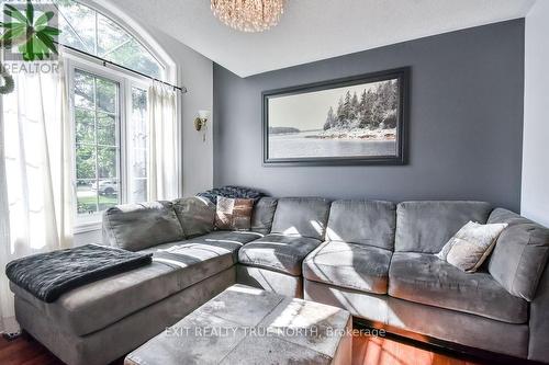 28 Nicholson Crescent, Springwater, ON - Indoor Photo Showing Living Room