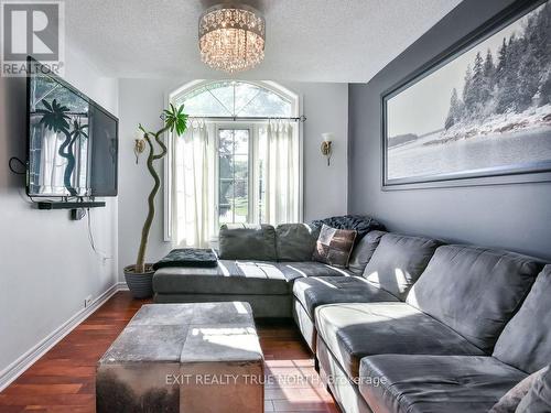28 Nicholson Crescent, Springwater, ON - Indoor Photo Showing Living Room