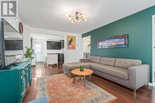 284 Ivon Avenue, Hamilton, ON - Indoor Photo Showing Living Room