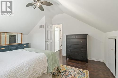 284 Ivon Avenue, Hamilton, ON - Indoor Photo Showing Bedroom